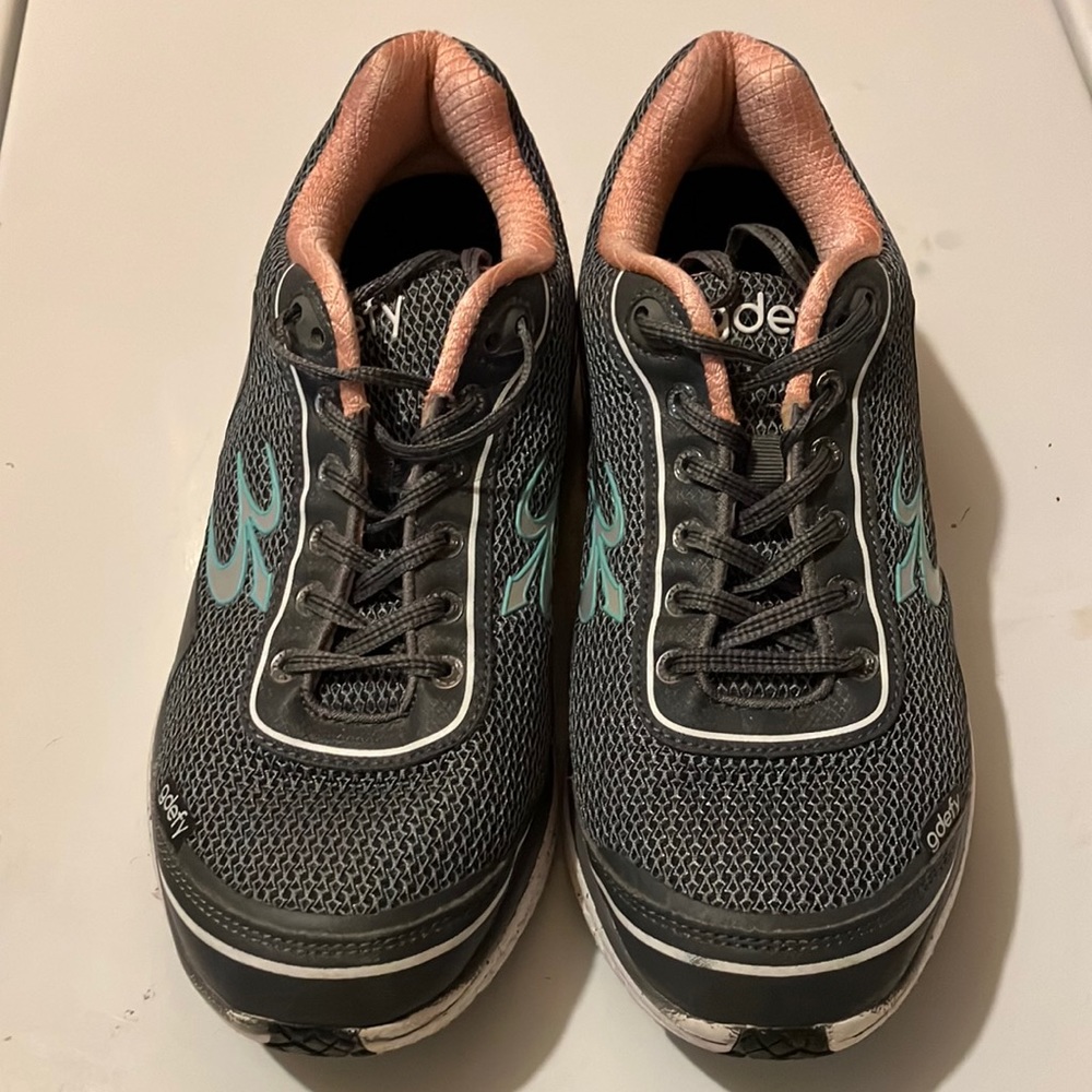 BARELY WORN!! Gravity Defyer Mighty Walk Shoes size 10 Medium